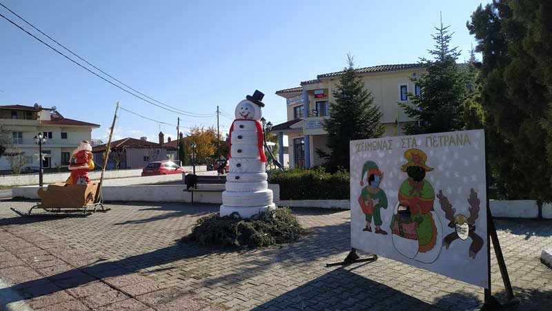 Με καλαντίσματα, πυροτεχνήματα και παιδικές φωνές η έναρξη των χριστουγεννιάτικων εκδηλώσεων στα Πετρανά