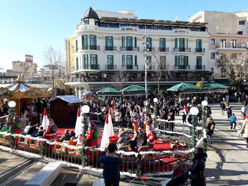 Δεκάδες κόσμου στην πλατεία της Κοζάνης σε ένα εορταστικό περιβάλλον