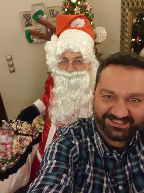 Ο Βαγγέλης Σημανδράκος ντυμένος Αη Βασίλης