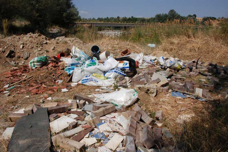 Τα σκουπίδια στον Αλιάκμονα έχουν ονοματεπώνυμο (φωτογραφίες)
