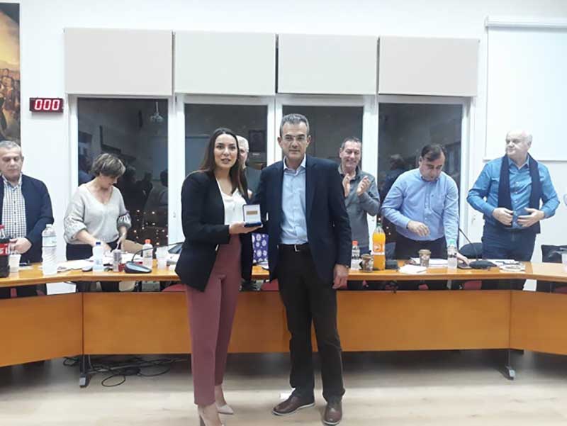 Θήβα: Φοιτήτρια αγόρασε με τα χρήματα της υποτροφίας της, απινιδωτή για τον δήμο Θηβαίων