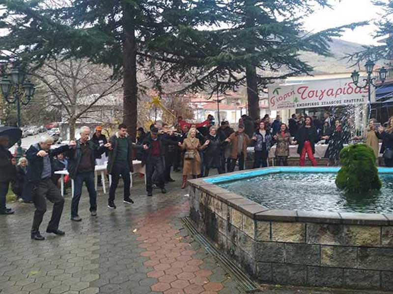 Τσιγαρίδες και παραδοσιακά εδέσματα γεύτηκαν όσοι παρευρέθηκαν στην Εράτυρα για τη 10η γιορτή Τσιγαρίδας