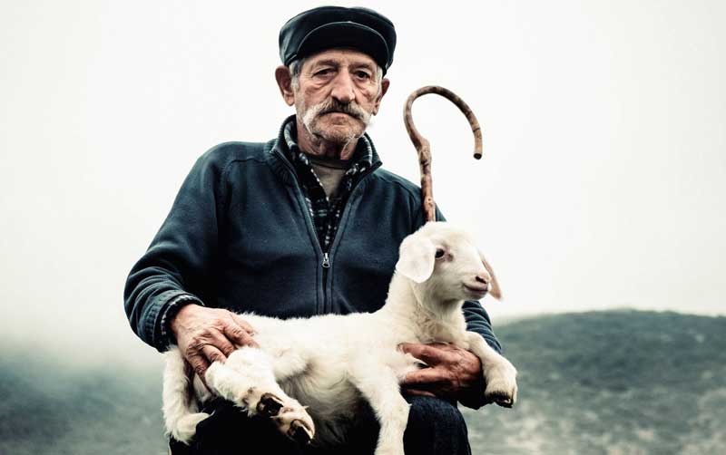 H φωτογραφία του Δημήτρη Βαβλιάρα με έναν αιανιώτη βοσκό, εξώφυλλο στο  φωτογραφικό site YouPic