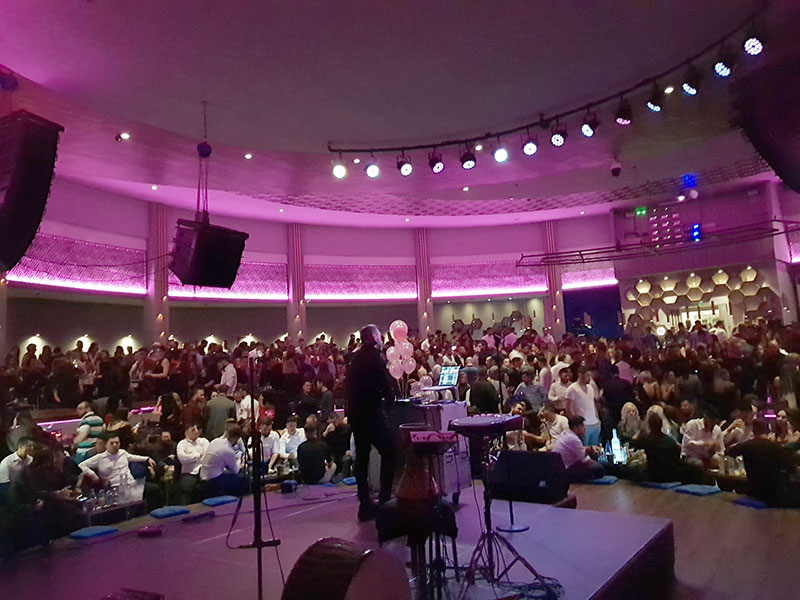Η Λένα Ζευγαρά τραγουδά στο Κύκλον σε μια sold out συναυλία