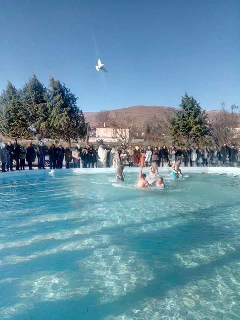 O αγιασμός των υδάτων στο Μαυροδέντρι Κοζάνης με τους τολμηρούς νεόυς