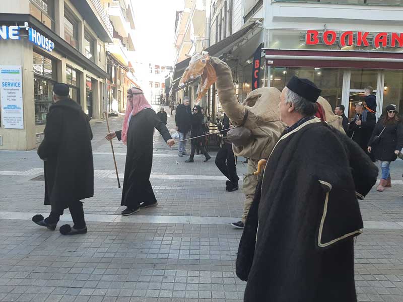 Τα “Λουγκατσάρια” της Αιανής δημιούργησαν πανδαιμόνιο με τους ήχους των κουδουνιών τους στην κεντρική πλατεία Κοζάνης