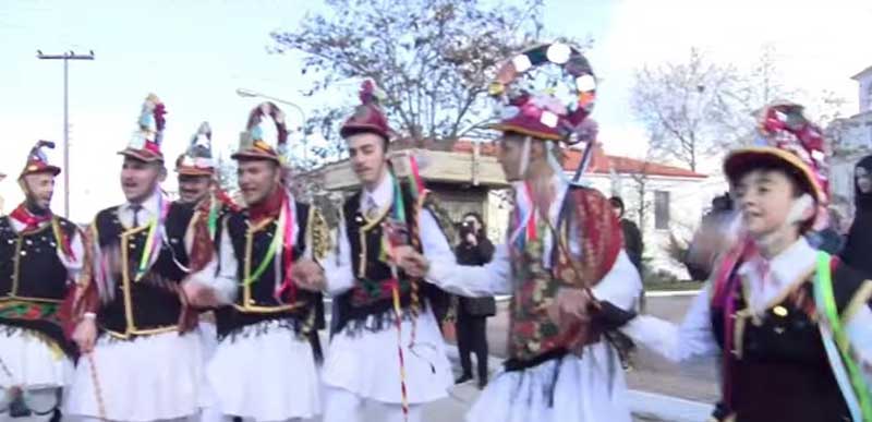 Αναβίωσε το έθιμο των Μωμόγερων στην Ασβεστόπετρα Εορδαίας (Δείτε το βίντεο)