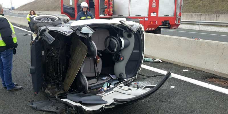 Εικόνα-σοκ: Δείτε πώς έγινε το ΙΧ γυναίκας που τούμπαρε στην Εγνατία στο ύψος της Κοζάνης [εικόνα]