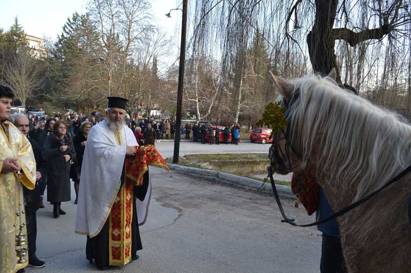 Η άφιξη των λειψάνων του Αγίου Νικάνορα στον Κρόκο  με τη συνοδεία των καβαλάρηδων