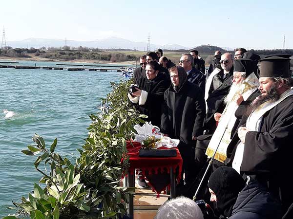 Ο μεγάλος αγιασμός στη λίμνη Πολυφύτου-Η τριπλή ρίψη και οι τρεις κολυμβητές