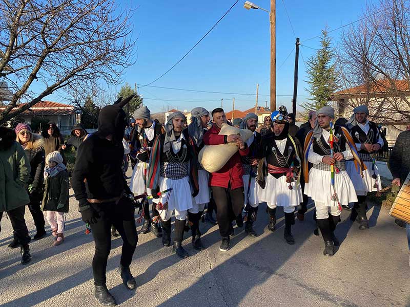 Οι Μωμόγεροι του Πρωτοχωρίου υποδέχτηκαν το νέο έτος