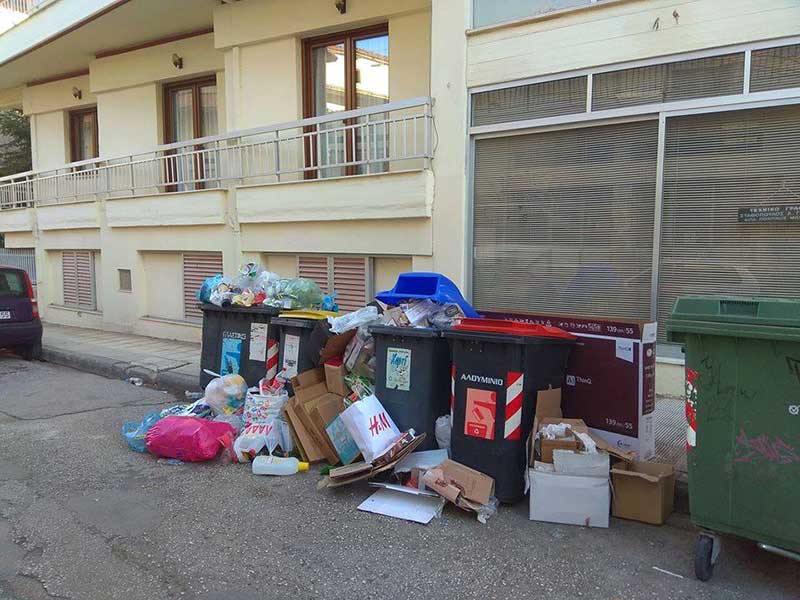 Ξεχείλισαν οι κάδοι σκουπιδιών στην Κοζάνη με τα ανακυκλώσιμα είδη – Καμία ενημέρωση από το δήμο