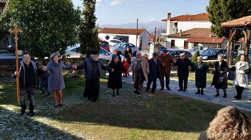 Ο παραδοσιακός κυκλικός χορός των Θεοφανείων 2020 στην Ενορία του Αγίου Διονυσίου εν Ολύμπω στο Βελβεντό