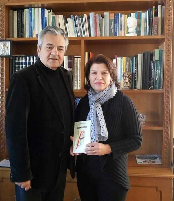 Την ποιητική ανθολογία “Έφηβοι Στίχοι” χάρισε η πρόεδρος του Συνδέσμου Φιλολόγων Κοζάνης στον Αντιπεριφερειάρχη της Π.Ε. Κοζάνης Γρηγόρη Τσιούμαρη