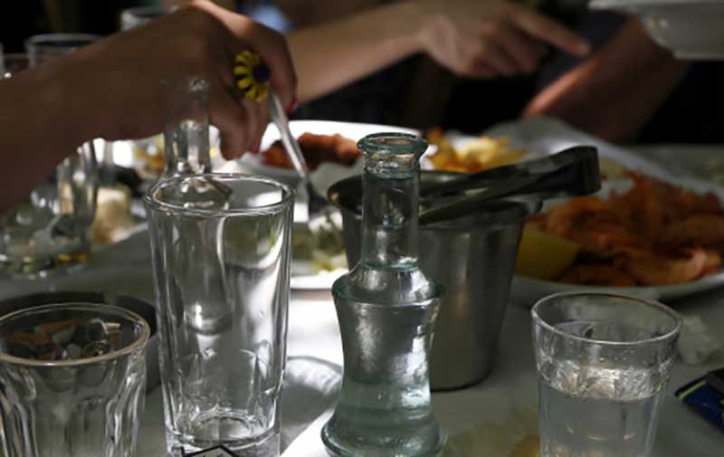 Εντατικοί έλεγχοι με πρόστιμο 1.000 ευρώ για καταστήματα εστίασης και διασκέδασης που πουλούν χύμα τσίπουρο και τσικουδιά