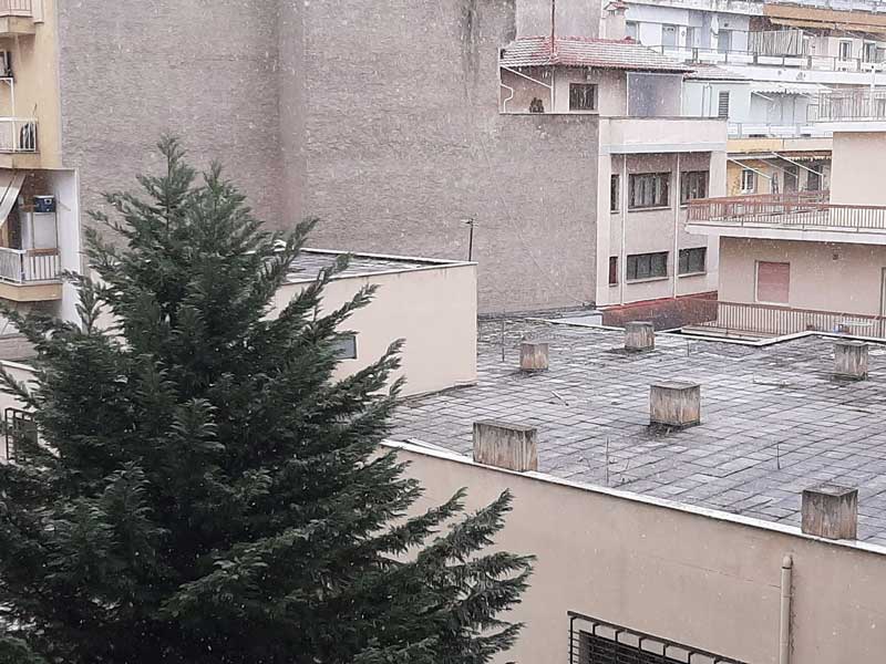 Έπεσε το πρώτο χιόνι στο κέντρο της Κοζάνης