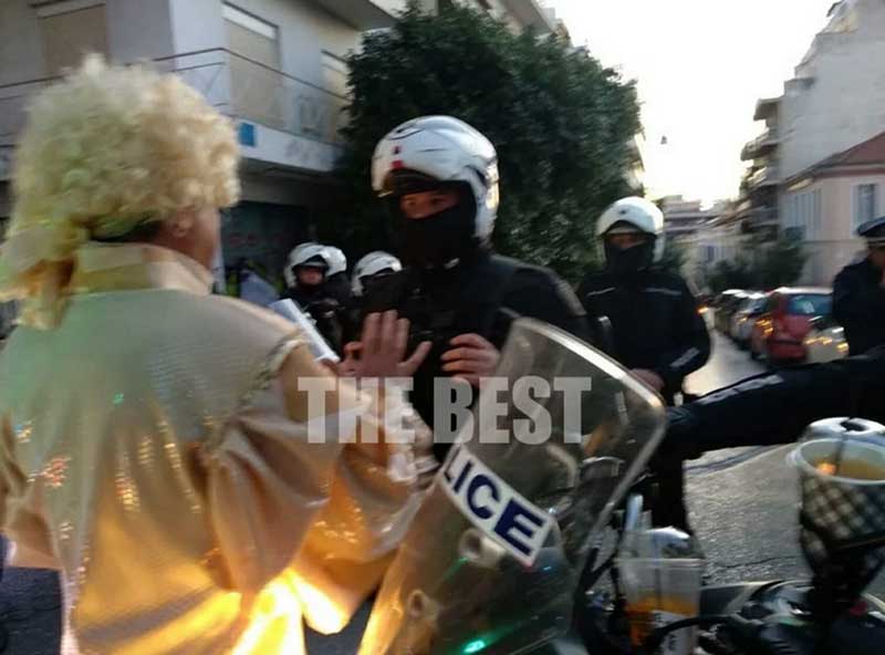Πάτρα: Ένταση των ΜΑΤ με καρναβαλιστές που ήθελαν να παρελάσουν! video
