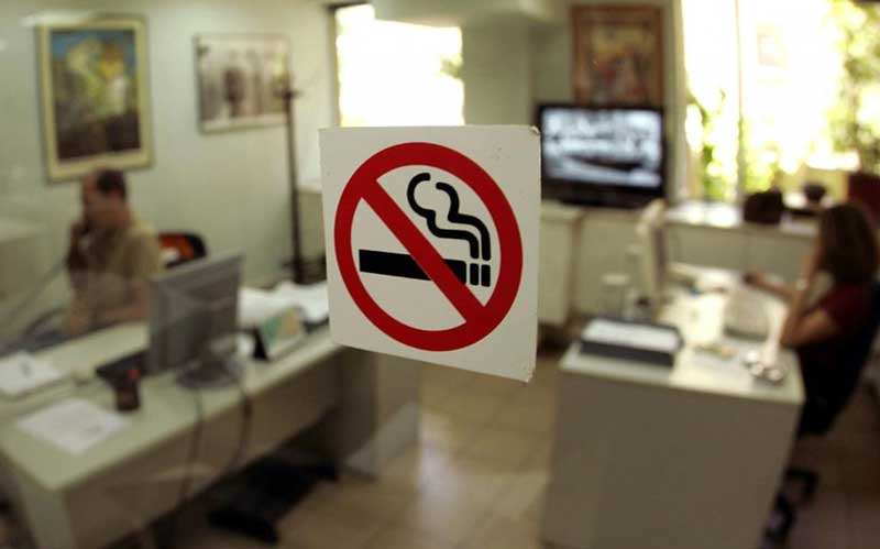 Άρχισαν οι αντικαπνιστικοί έλεγχοι και στα νοσοκομεία – Βρέθηκαν να καπνίζουν γιατροί και προσωπικό