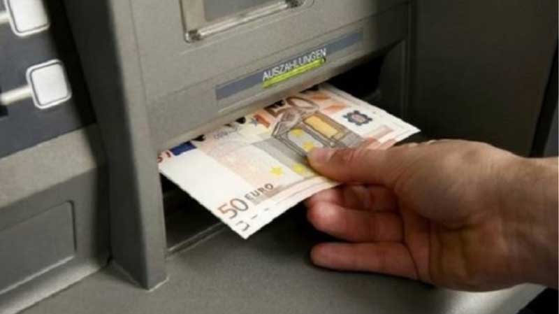 Έφαγε τις καταθέσεις του πατέρα της και δήλωσε ληστεία