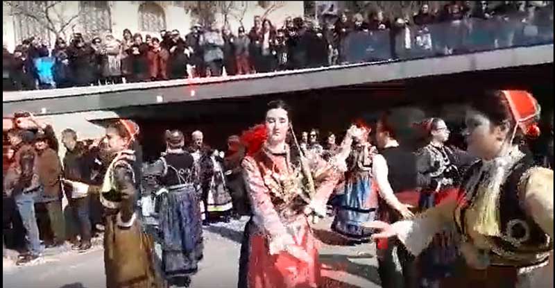 Όλη η πλατεία δονείται στους ρυθμούς του Έντεκα – Η σκυτάλη της παράδοσης στα παιδιά