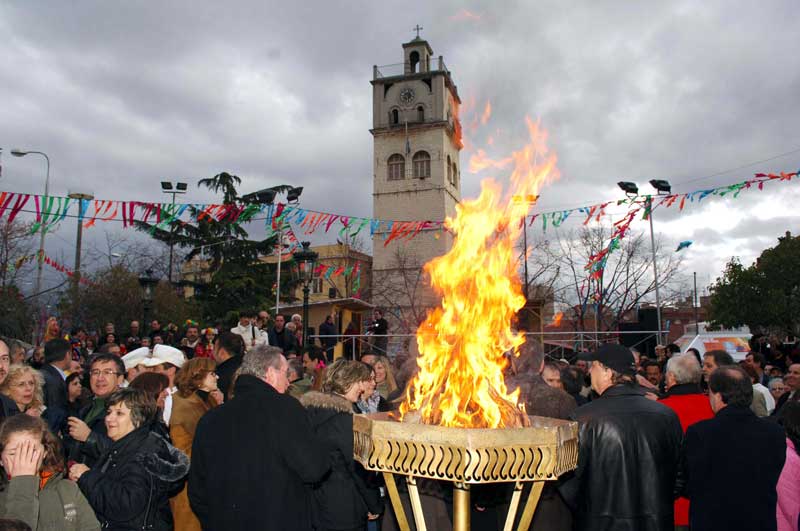 Οι φανοί συγκεντρώνονται την Κυριακή της  Μεγάλης Αποκριάς στην πλατεία της Κοζάνης
