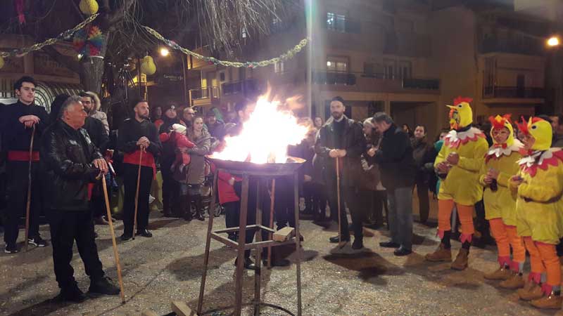 “Άναψε” για τα καλά το γλέντι στο φανό της Γιτιάς