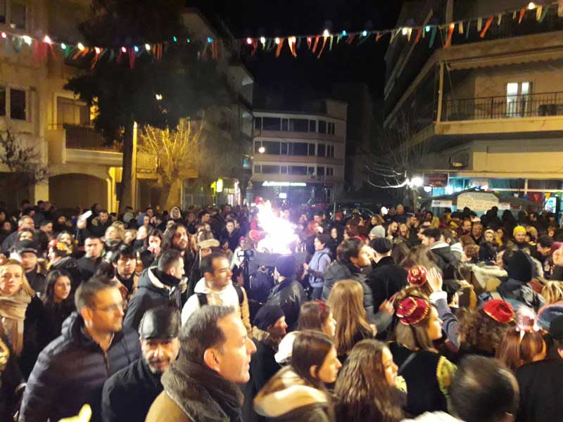Τα Μπουντανάθκα στο ρυθμό  του Έντεκα-Μεγάλο γλέντι γύρω από τον φανό