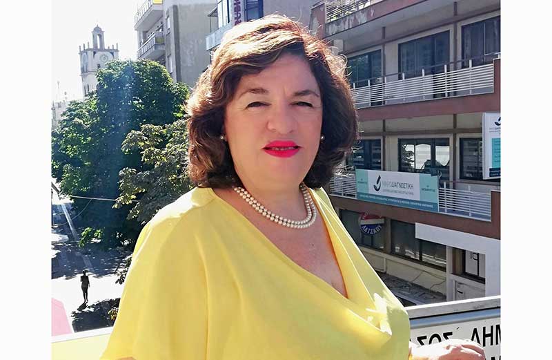 Φωτεινή Καμίτα: “Τώρα, που ο τριγυρινός μας κόσμος μοιάζει να θέλει, να μας κάνει τρόφιμους ενός οικουμενικού πανδοχείου, θα την απαρνηθούμε άραγε αυτή τη Μνήμη;”