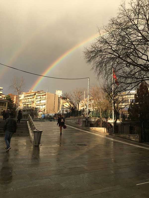Η φωτογραφία της ημέρας: Το ουράνιο τόξο στην κεντρική πλατεία της Κοζάνης