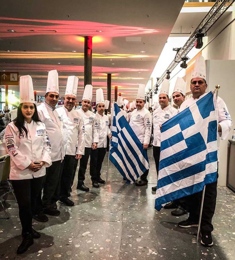 Έτοιμη η ελληνική ομάδα για την τελετή έναρξης των Ολυμπιακών Αγώνων Μαγειρικής στη Στουτγάρδη-Συμμετέχει η Νανά Γκαμπούρα