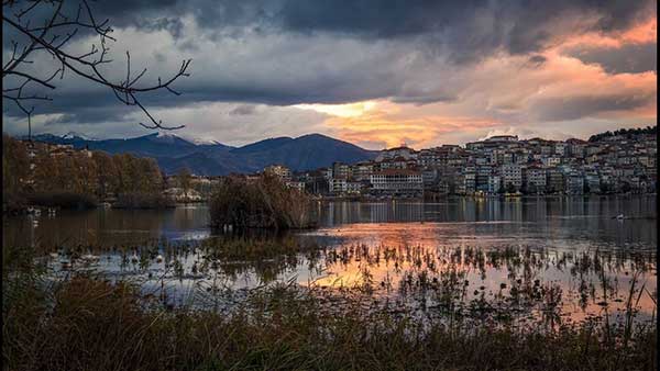 Η πιο ατμοσφαιρική λίμνη της Ελλάδας είναι στην Καστοριά