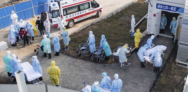 Κοροναϊός – Κίνα: Παίρνουν σηκωτούς ασθενείς από τα σπίτια και τους πάνε σε νοσοκομεία