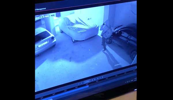 Μανιάκοι: Κουκουλοφόρος μπούκαρε σε γκαράζ (video)