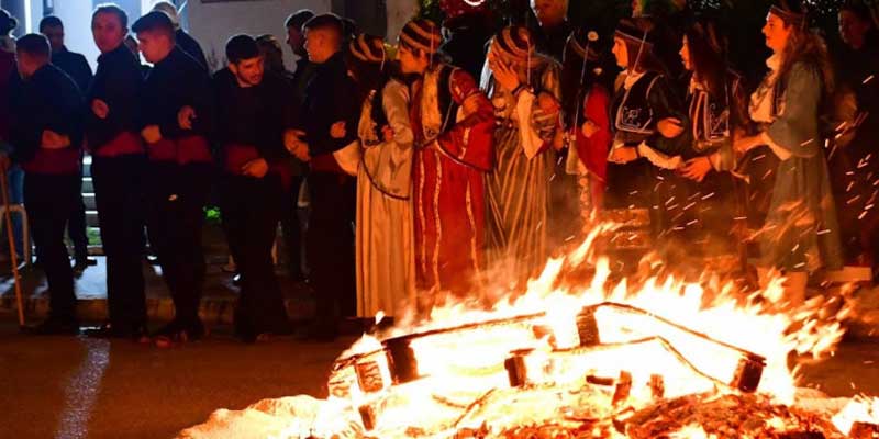 Αφιέρωμα της ιστοσελίδας iefimerida στην Κοζανίτικη Αποκριά! – Κοζάνη: Αναβίωσε το έθιμο των φανών -Χοροί, τόνοι κιχί και αθυρόστομα τραγούδια γύρω από τις φωτιές [εικόνες]