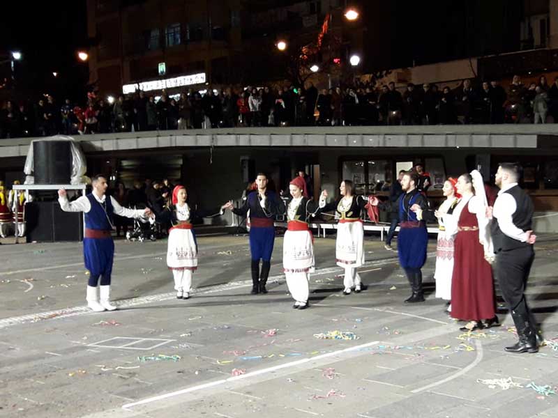 Οι Κρήτες της Κοζάνης έστησαν τρικούβερτο γλέντι στην κεντρική πλατεία της Κοζάνης – Δείτε το πεντοζάλι