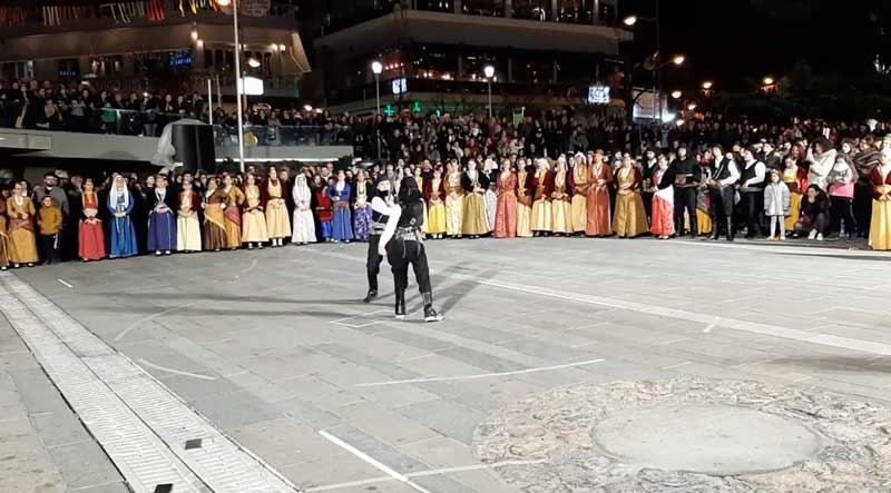 Τι είναι ο χορός των μαχαιριών που παρουσιάστηκε στην κεντρική πλατεία της Κοζάνης από δύο μικρούς χορευτές -Δείτε το βίντεο