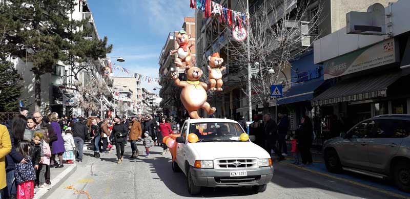 Με τη συμμετοχή δεκάδων συλλόγων πραγματοποιήθηκε η παρέλαση της Κυριακής της Μικρής Αποκριάς