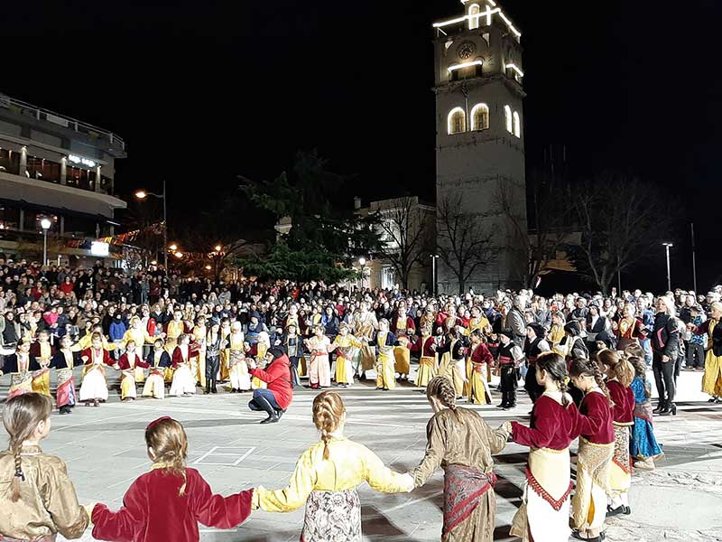 Άρωμα Πόντου στην κεντρική πλατεία με τα χορευτικά των Ποντιακών σωματείων