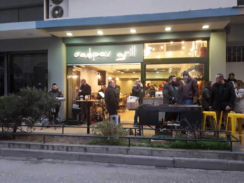 Εν χορδές και οργάνοις το Σαφράν Griill – Άναψαν τα κάρβουνα