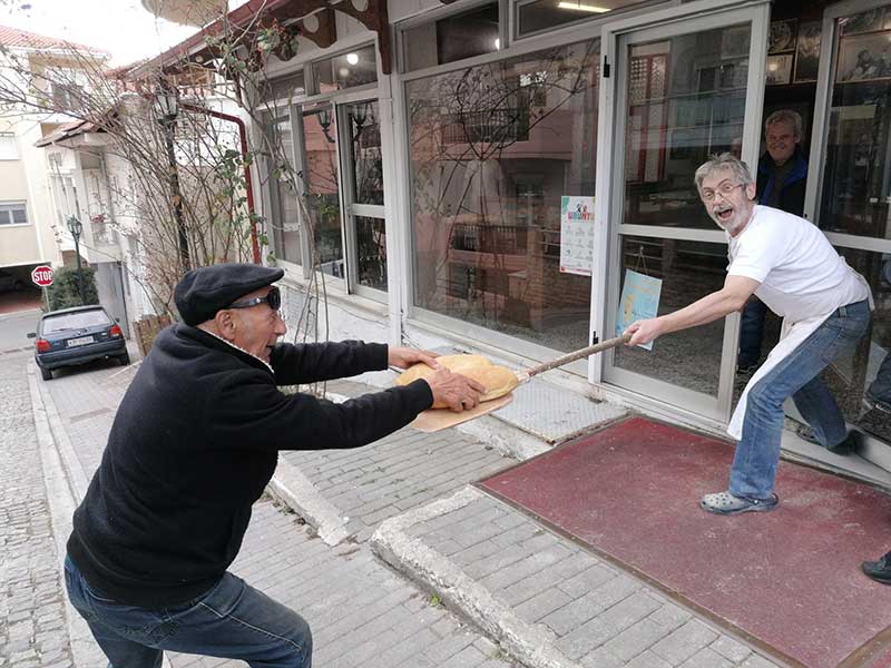 Μέτρα προστασίας λόγω κορωνοϊού, έτσι παίρνουμε ψωμί από το φούρνο του Γιάννη Σιδέρη