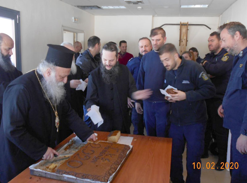 Οι σωφρονιστικοί υπάλληλοι από το Σωφρονιστικό κατάστημα Φελλίου Γρεβενών έκοψαν την Βασιλόπιτα