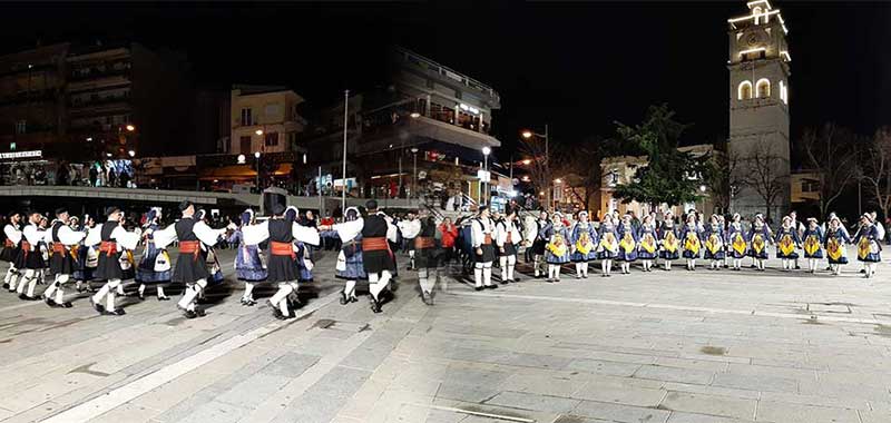 Τα χορευτικά της περιοχής Τσιαρτσιαμπά κήρυξαν την έναρξη της Αποκριάς στην “παγωμένη” κεντρική πλατεία Κοζάνης