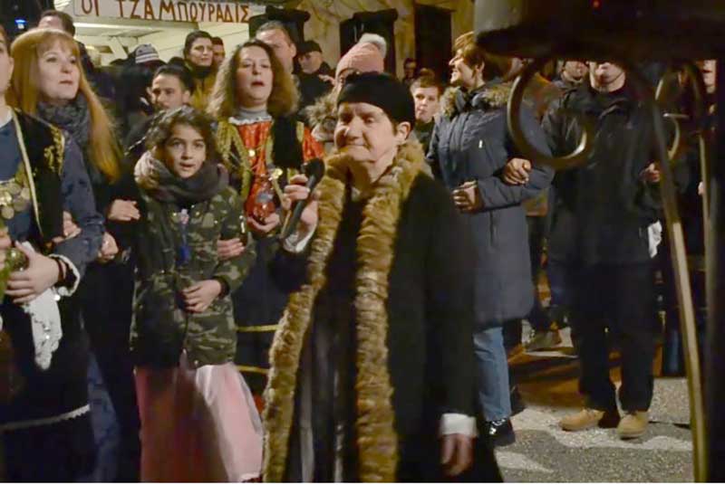 Η Βαγγελίτσα Παρδάλη-Γκιθώνα από τον φανό Μπουγδανάθκα κορυφαία στο τραγούδι