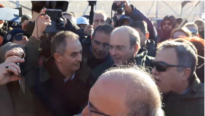 Κωστής Χατζηδάκης εν μέσω γιουχαϊσμάτων στην Πτολεμαΐδα 5: «Έχουμε ένα πρόγραμμα που θα σας εκπλήξει ευχάριστα» -Οι εκατέρωθεν μαντινάδες