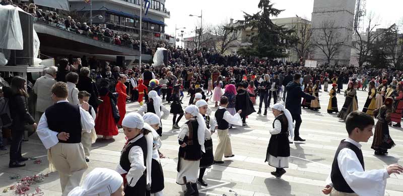 Μία μεγάλη γιορτή δημιούργησαν τα παιδικά χορευτικά στην κεντρική πλατεία της Κοζάνης