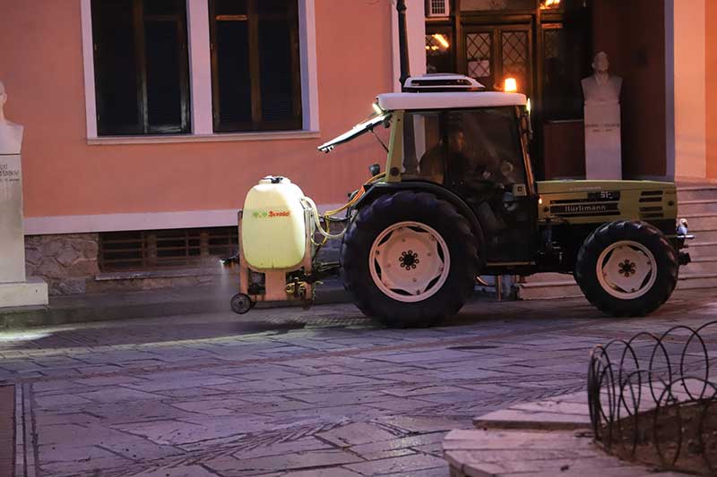 Απολύμανση δρόμων και πλατειών στο δήμο Βελβεντού