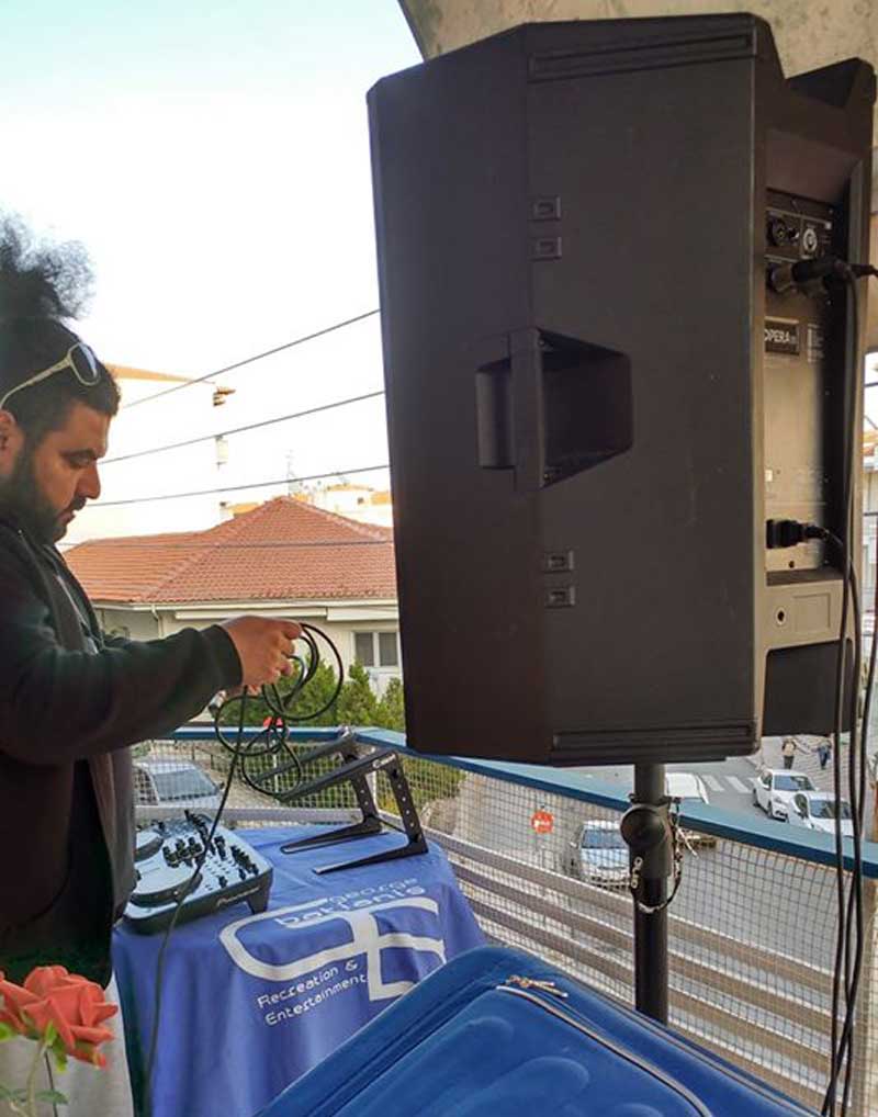 Ο dj Γιώργος Μπατιάνης παίζει μουσική από το μπαλκόνι