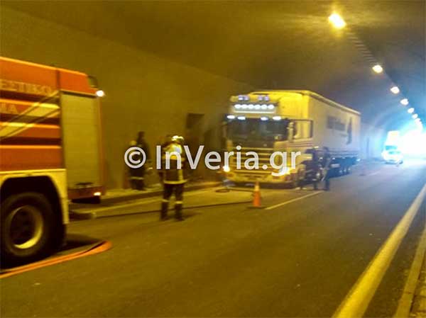 Ημαθία: Φορτηγό έπιασε φωτιά εν κινήσει μέσα στα τούνελ της Εγνατίας Οδού