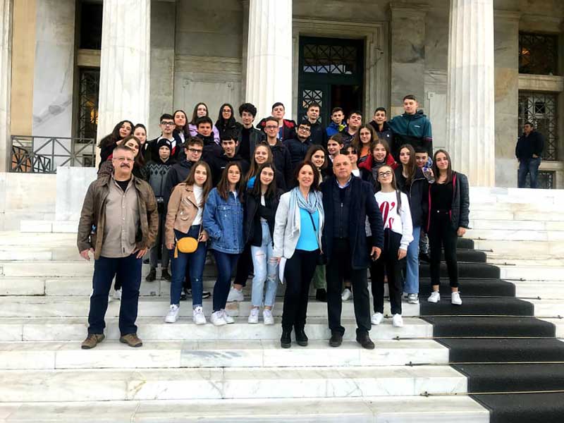 Συνάντηση της βουλευτή Σύριζα Π.Ε. Κοζάνης κ. Καλλιόπης Βέττα με μαθητές και συνοδούς του 1ου Γυμνασίου Κοζάνης στη Βουλή