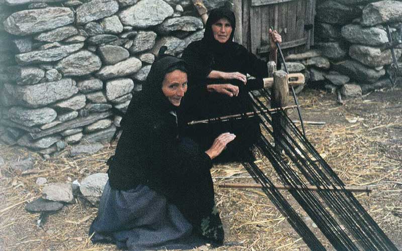 Ιστορίες δεμένες με κλωστή-Δυο ντοκιμαντέρ ξετυλίγουν το κουβάρι της υφαντικής τέχνης ως μέσον ανεξαρτησίας στη Βλάστη Κοζάνης και στο Μεξικό